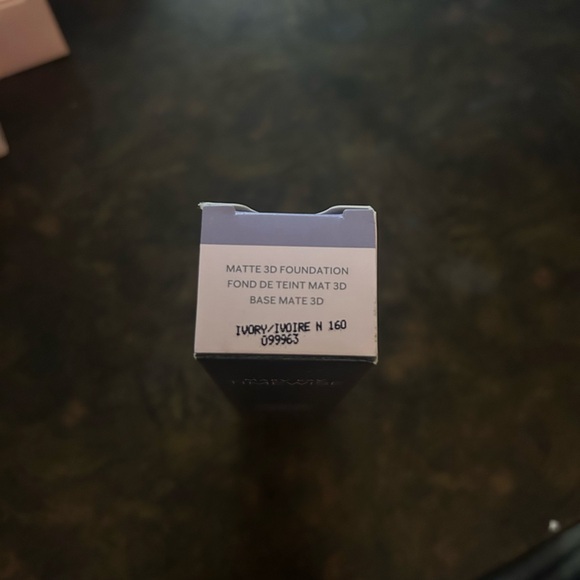 Mary Kay Timewise matte 3D foundation - Picture 2 of 3